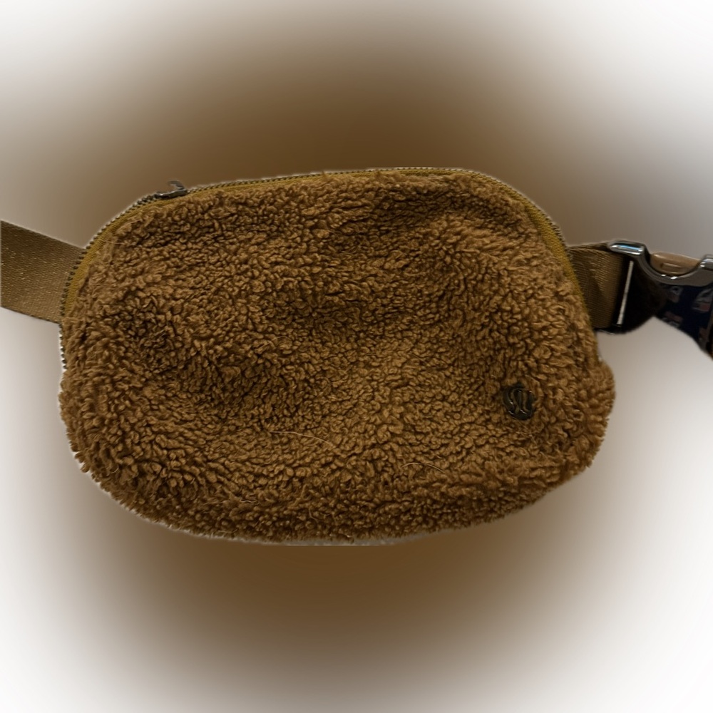 LULULEMON Everywhere Belt Bag - Fleece Fur Burnt Caramel